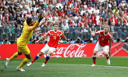 Yury Gazinsky observa la trayectoria del balón.
