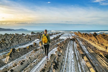 En Sakoneta, en la localidad de Deba (Gipuzkoa), se aprecian en bajamar las capas de sedimentación del 'flysch', elemento característico del geoparque de la Costa Vasca.