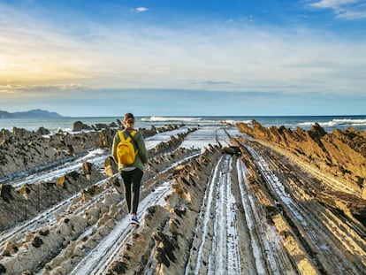 En Sakoneta, en la localidad de Deba (Gipuzkoa), se aprecian en bajamar las capas de sedimentación del 'flysch', elemento característico del geoparque de la Costa Vasca.