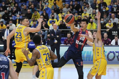 Simone Fontecchio, del Baskonia, ante tres jugadores del Maccabi.