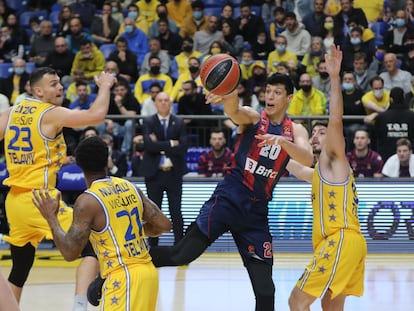 Simone Fontecchio, del Baskonia, ante tres jugadores del Maccabi.