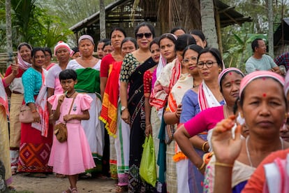 Mujeres de la tribu deori hacen cola para votar, este viernes en Jorhat (India).