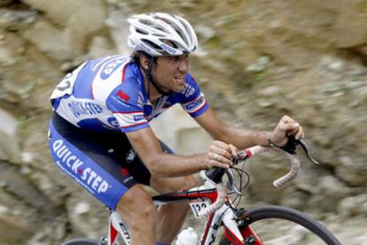 Carlos Barredo pedalea en solitario durante la escapada que comenzó a 45 kilómetros de meta antes de ser atrapado a uno de la llegada.