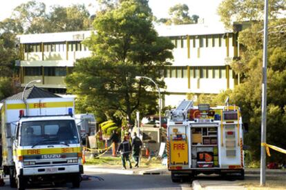 Los servicios de emergencia acordonan el perímetro de la delegación diplomática indonesia en Camberra.