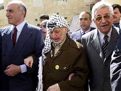 Arafat, flanqueado por Abu Mazen (derecha) y el millonario palestino Munib al Masri (izquierda), en Ramala.