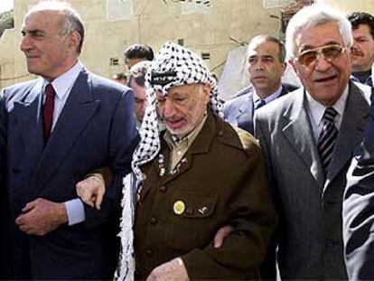 Arafat, flanqueado por Abu Mazen (derecha) y el millonario palestino Munib al Masri (izquierda), en Ramala.