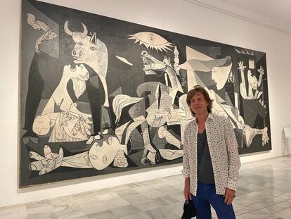 Mick Jagger posaba el martes frente al 'Guernica' de Picasso en el Museo Reina Sofía de Madrid, en una imagen difundida por el cantante en Twitter.