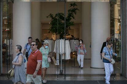 Una tienda con las puertas abiertas en el Paseo de Gracia, Barcelona, el martes.