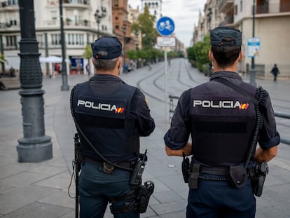 Agentes de la Policía Nacional en el centro de Sevilla, en una imagen de archivo.