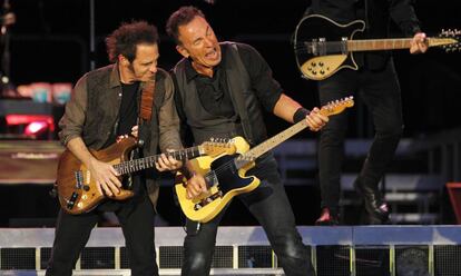 Diez de sus discos han sido números uno, registro superado solamente por The Beatles y Jay-Z-. En la imagen, Springsteen, junto al guitarrista Nils Lofgren durante el concierto que ofreció con la E Street Band en el estadio madrileño Santiago Bernabéu en 2012.