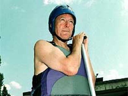 El ministro Piqué, preparado para el descenso.