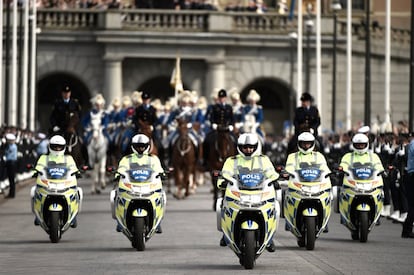 La policía escolta a los principes príncipe Carl Philip de Suecia y la Princesa Sofía de Suecia en Estocolmo, Suecia.