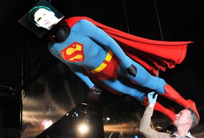 Un comisario revisa los últimos detalles del traje de Superman que usó Christopher Reeves en la película