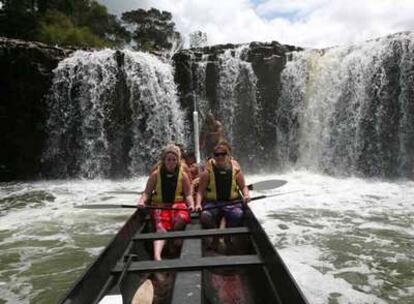 Excursión en <i>waka</i> (canoa maorí) por el río Waitangi hasta las cascadas de Haruru, en la bahía neozelandesa de Kerikeri.