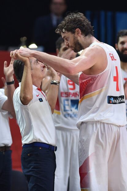 Gasol saluda a Scariolo