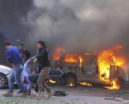 Tres hombres llevan en volandas a un herido en la gran explosión causada por un coche bomba en el centro de Damasco, Siria. Al menos 53 personas murieron hoy y más de 200 resultaron heridas.