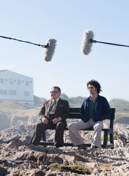 Manuel Lourenzo como 'Terito' y Javier Rey como Sito Miñanco en el rodaje de 'Fariña'.