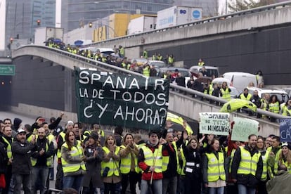 Trabajadores de Spanair protestan en la Gran Via de L&#039;Hospitalet.
