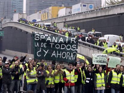 Treballadors de Spanair protesten a la Gran Via de l'Hospitalet.