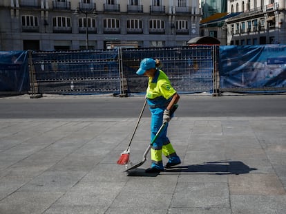 Una barrendera recogía desperdicios en la Puerta del Sol, el lunes.