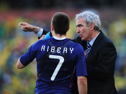 Raymond Domenech le da instrucciones a Franck Ribery durante un partido del Mundial de 2010, disputado en Sudáfrica.