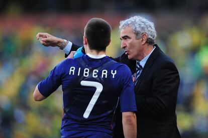 Raymond Domenech le da instrucciones a Franck Ribery durante un partido del Mundial de 2010, disputado en Sudáfrica.