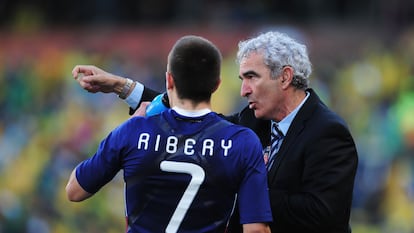 Raymond Domenech le da instrucciones a Franck Ribery durante un partido del Mundial de 2010, disputado en Sudáfrica.