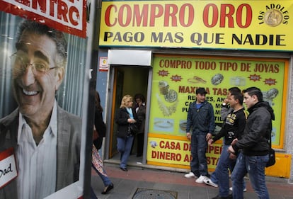 Tienda de compra venta de oro en la Avenida de la Albufera, en Madrid.