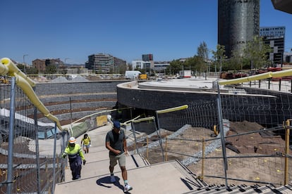 Obras de remodelación de la Plaza de las Glòries. En la imagen, el nuevo acceso a la estación del metro de Glòries.