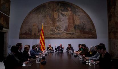 Quim Torra (en el centro) en la reunión del Foro Cívico y Social de este viernes.