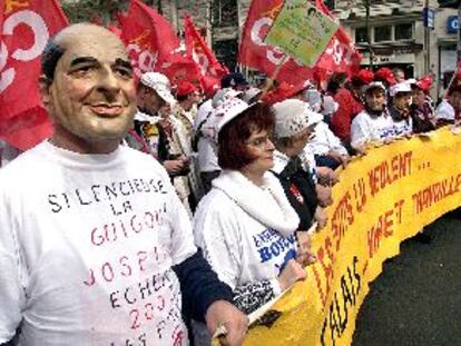 Trabajadores de Danone y de Marks & Spencer se manifiestan contra sus despidos, el jueves, en París.