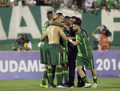 Os jogadores da Chapecoense celebram a chegada à final da Copa Sulamericana, em 23 de novembro de 2016.