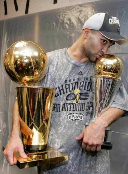 Parker, con los trofeos de campeón y de mejor jugador.