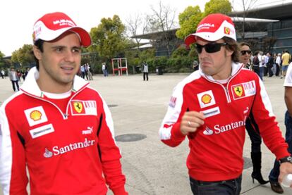 Massa y Alonso, en el paddock antes del GP de China.