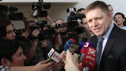 El primer ministro eslovaco, Robert Fico, con un grupo de periodistas.