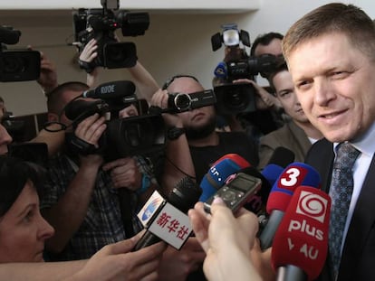 El primer ministro eslovaco, Robert Fico, con un grupo de periodistas.