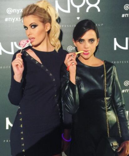 Adriana Abenia y, a la derecha, Macarena G&oacute;mez en la fiesta de NYX en Madrid.