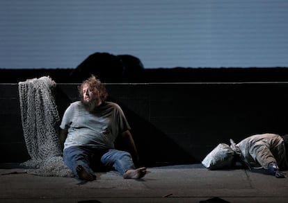 Peter Grimes (Allan Clayton), convertido ya en un despojo humano, en la escena de la locura del tercer acto.