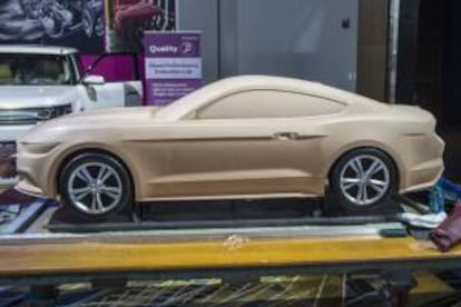 Un modelo de arcilla del Ford Mustang 2015, del escultor de origen colombiano Josué Maldonado, en el Salón Internacional del Automóvil de Norteamérica (NAIAS) en Detroit, EEUU.