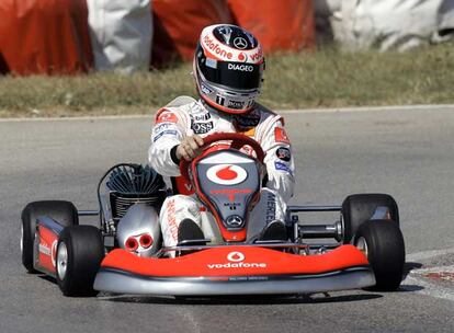 Fernando Alonso conduce un kart en un acto publicitario en Estambul.