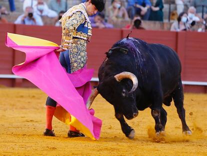 Daniel Luque dibuja una media verónica en su primer toro.