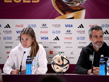 Jorge Vilda junto a Irene Paredes durante la rueda de prensa previa a la final del Mundial entre España e Inglaterra.