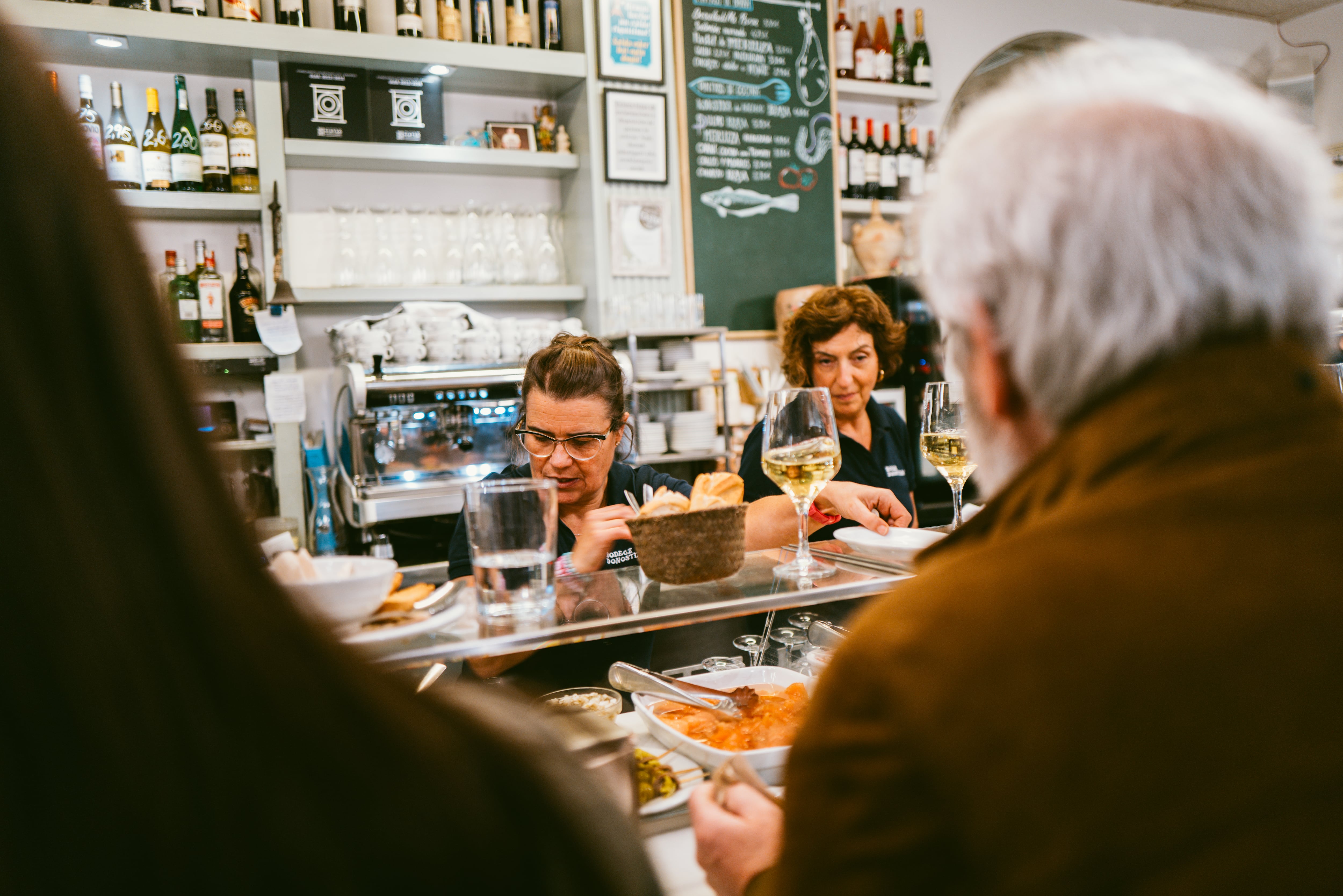 "El bar de siempre ya no encaja en el ecosistema acelerado de la ciudad contemporánea”, explica la periodista gastronómica y filósofa Anna Torrents.
