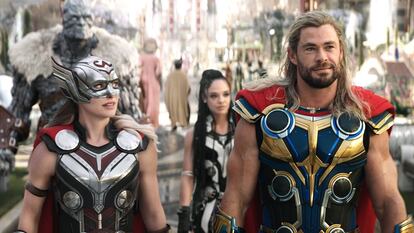 'Thor: Love and Thunder', con Natalie Portman, Chris Hemsworth y, detrás, Tessa Thompson.