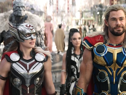 Natalie Portman y Chris Hemsworth en 'Thor: Love and Thunder'. En el vídeo, tráiler de la película.