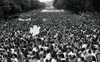 Se calcula que durante las 48h del ultimátum salieron más de 5 millones de personas para decirle a ETA que ya bastaba de violencia. La tarde del 14 de julio salieron manifestaciones por toda España. En Bilbao, en la plaza de Moyúa se concentraron unas 60.0000 personas. Pero hay que destacar la que se congregó en Madrid, ya que aquella fue la manifestación más grande de la historia de España, hasta ese momento. Más de un millón y medio de personas salieron para mostrar su oposición al terrorismo de ETA. La marcha salió de la plaza de Colón y llegó a la Puerta del Sol, donde se instaló un mural de papel de más de 60 metros donde se escribieron miles de mensajes de apoyo. Los manifestantes gritaron ‘ETA, aquí tienes nuestra nuca’. En la imagen, el paseo de la Castellana, en Madrid.