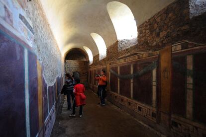 Visitantes en el interior de la casa del Criptopórtico.