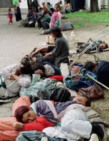 Refugiados procedentes de Kosovo en un parque de Belgrado en junio de 1999.