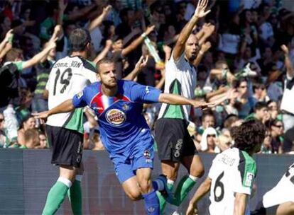 Soldado, tras marcar el segundo gol del Getafe, el primero de los tres que anotó.