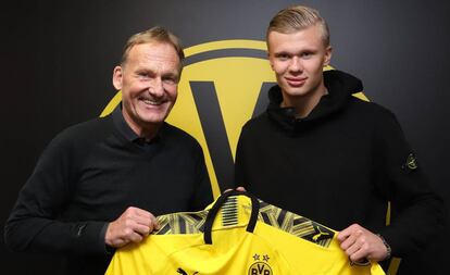 Hans-Joachim Watzke, con Erling Braut Haaland a su llegada al Borussia Dortmund.